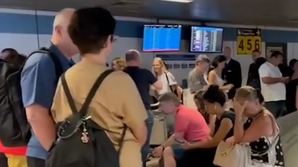 revolta pe otopeni sute de pasageri au asteptat ore in sir in timpul noptii sa isi ridice bagajele