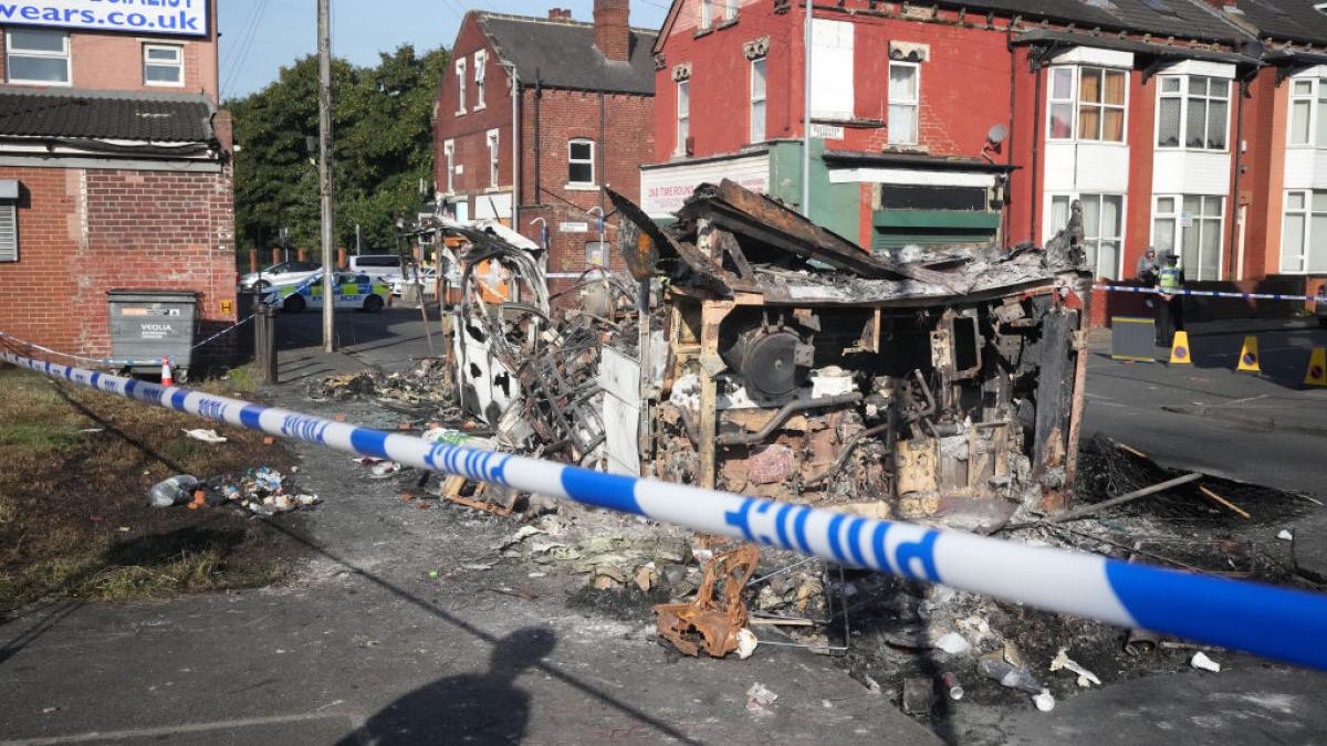 primele imagini cu barbatul care incendiaza un autobuz in leeds martorii sustin ca nu romanii au
