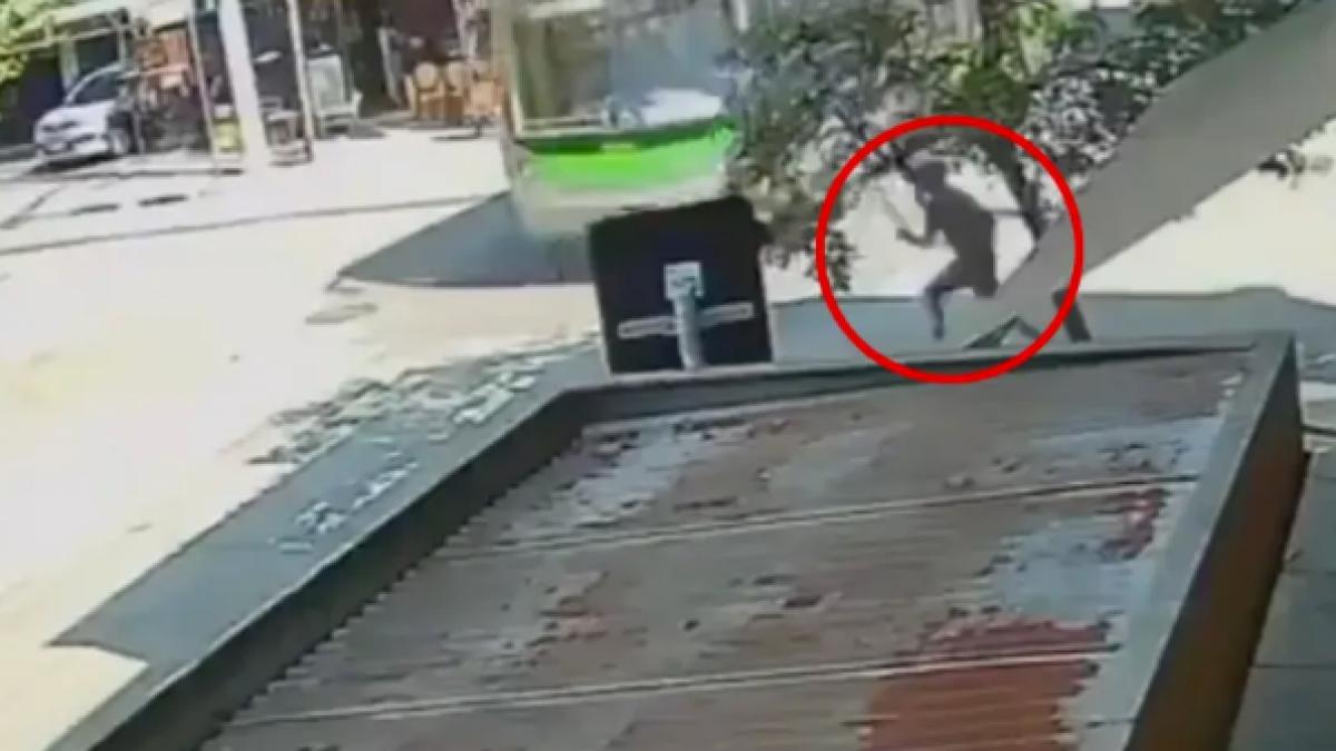 adolescent lovit mortal de autobuz imediat dupa ce i a furat unui batran telefonul mobil