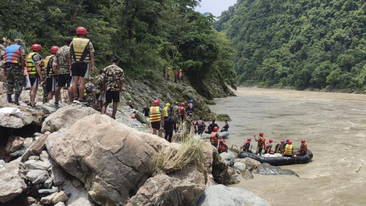 autobuze prabusite rau alunecare teren nepal morti