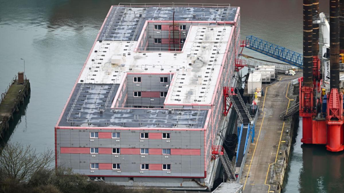 noul guvern laburist britanic anunta ca va inceta sa gazduiasca migrantii pe o barja inchisoare