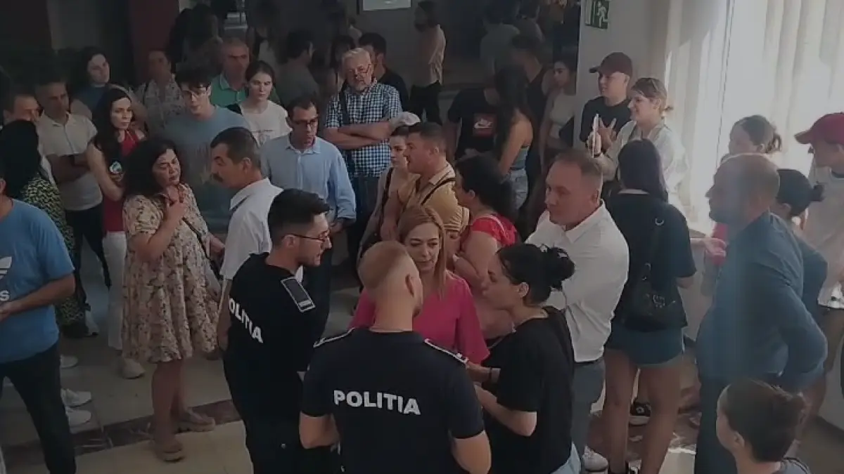 scandal cu politia la facultatea de arhitectura bucuresti parintii au venit sa ceara socoteala dupa