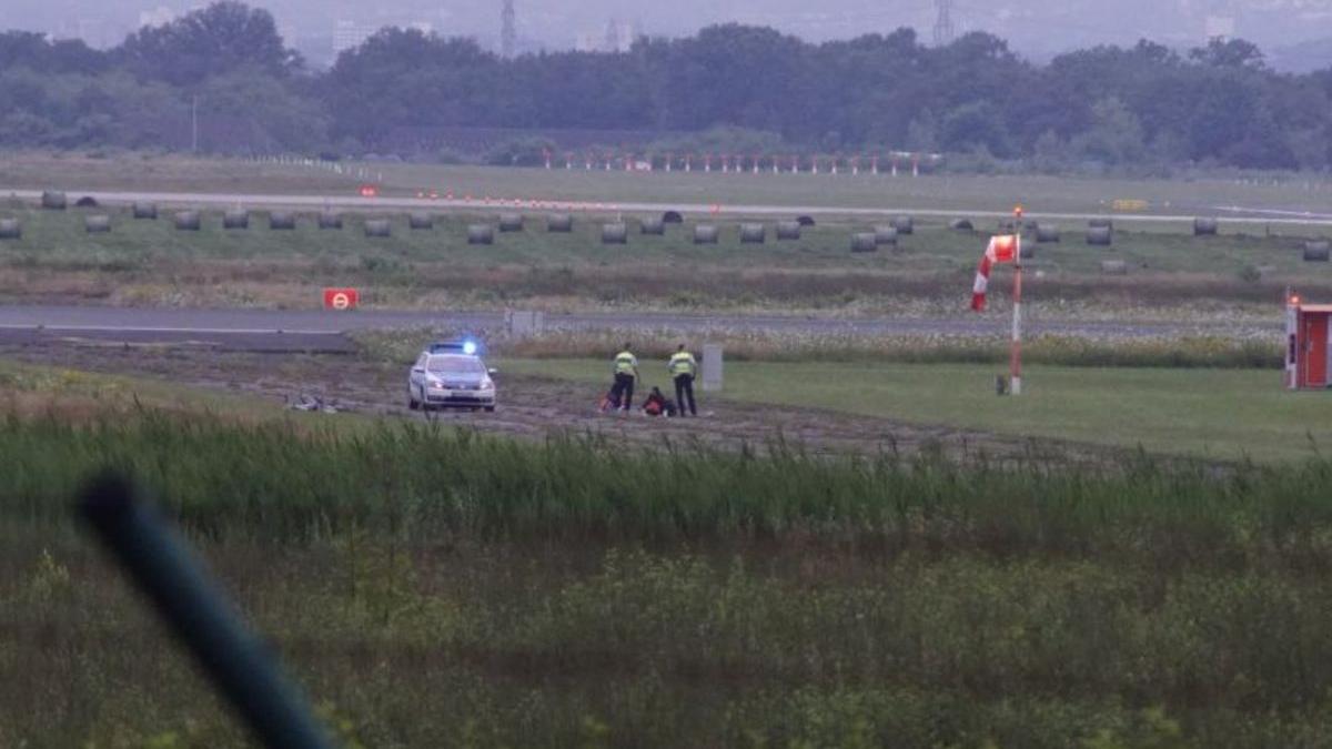 activistii de mediu au blocat un aeroport in germania dupa ce s au lipit de pista