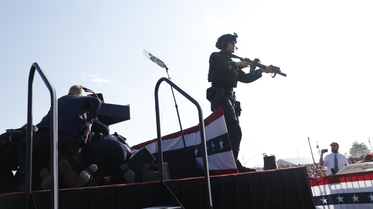 atacatorul lui trump a tras 8 gloante inainte de a fi ucis