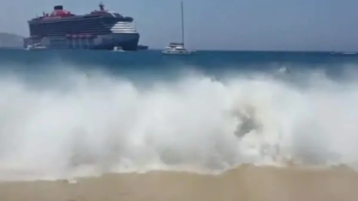 momente dramatice pe o plaja din mykonos un feribot a provocat valuri uriase care au maturat totul