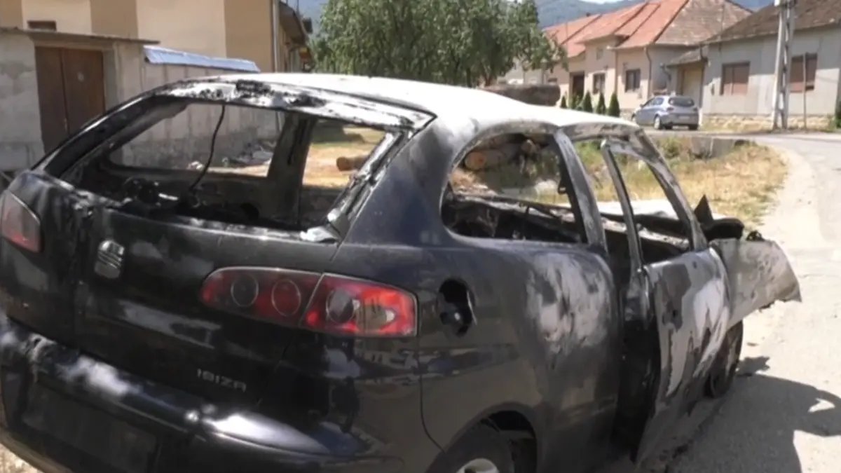 trei frati au furat masina parintilor si s au izbit de un stalp de electricitate autoturismul a