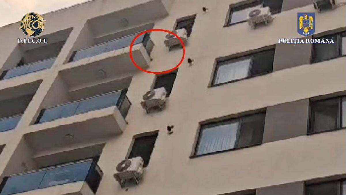 cu mascatii la usa cativa traficanti din brasov au aruncat drogurile pe geam la parter erau tot