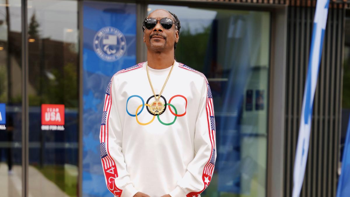 jo 2024 snoop dogg s a emotionat vorbind despre purtarea tortei olimpice la paris nu as fi visat