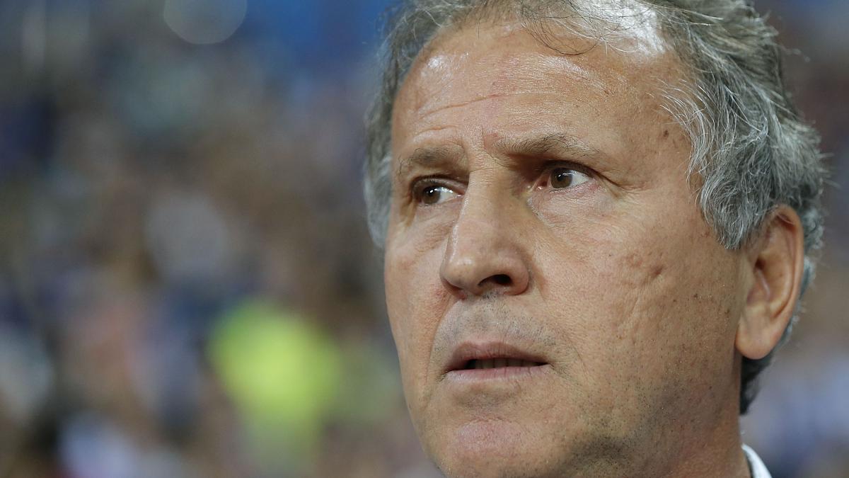 legendarul fotbalist zico a fost jefuit la paris hotii i au furat o servieta cu un ceas si diamante