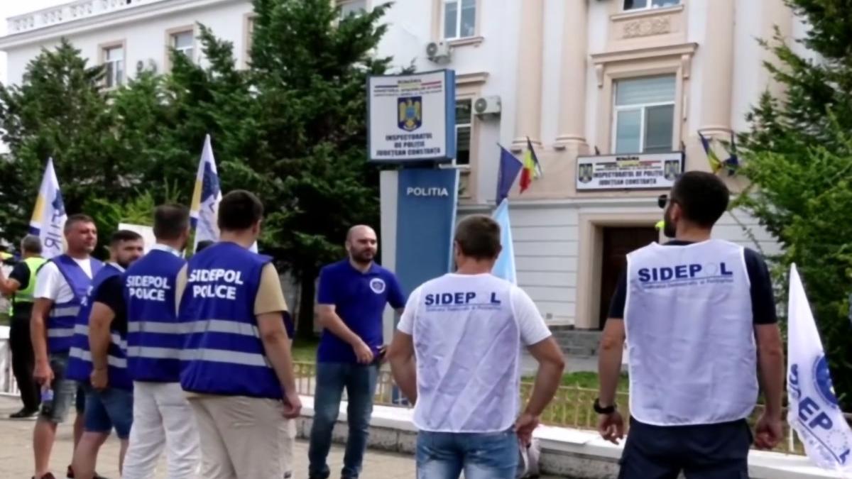 politistii au iesit in strada sa ceara demisia conducerii igpr sunt nemultumiti de noile conditii
