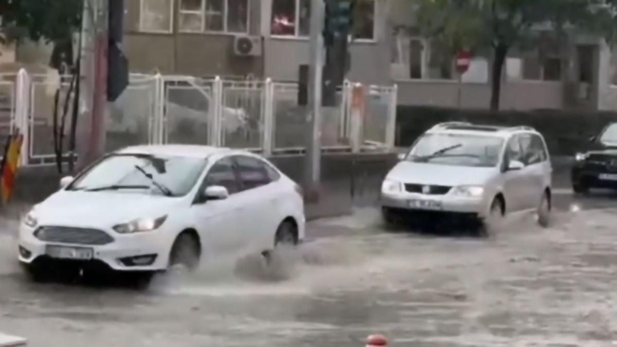 potop in tulcea centrul orasului a fost inundat dupa o ploaie torentiala potop in tulcea centrul orasului a fost inundat dupa o ploaie torentiala
