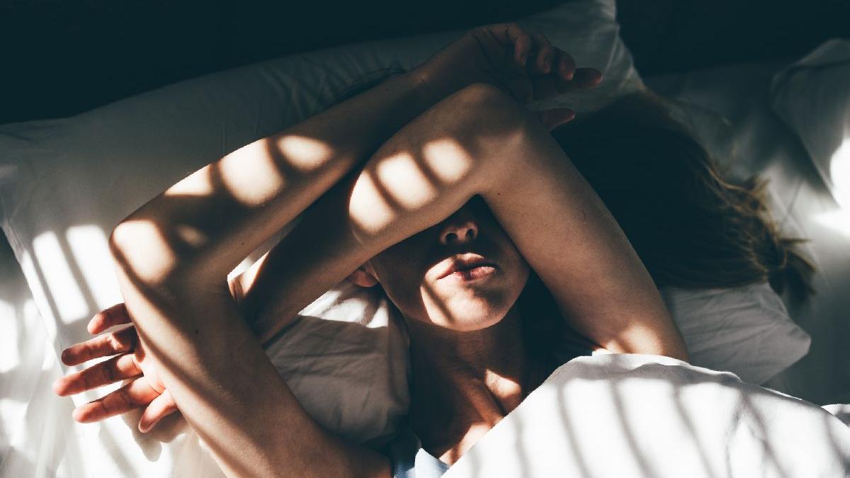 cum sa dormi bine cu toate ca este canicula sfaturi pretioase care iti pot aduce un somn