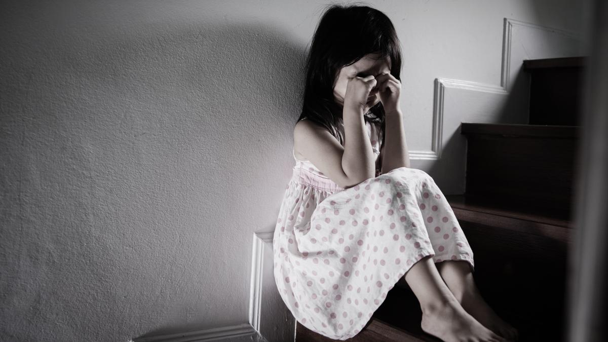 fetita de 12 ani abuzata sexual de un cioban politistii i au gasit in pat