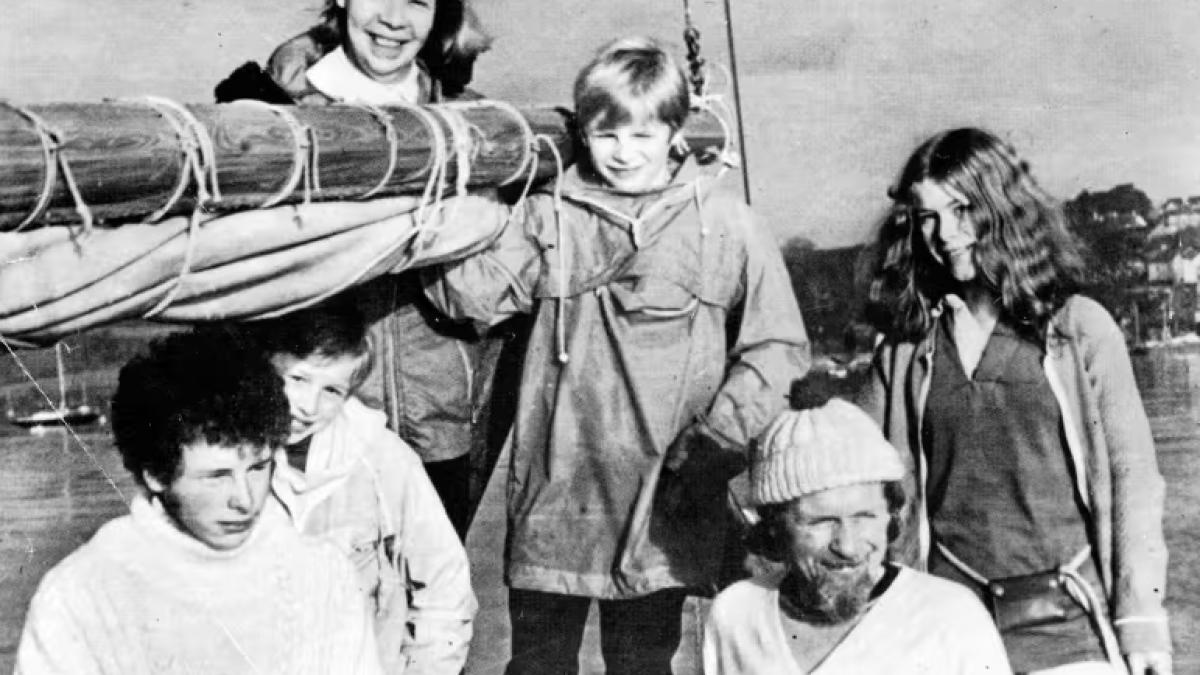 ne am promis sa nu ne mancam unul pe altul povestea uluitoare a familiei naufragiate timp de 38 de