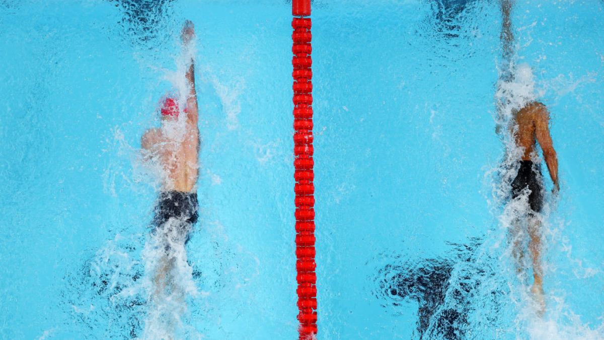 fotografia care va ramane in istorie momentul in care david popovici castiga aurul la 200 m liber