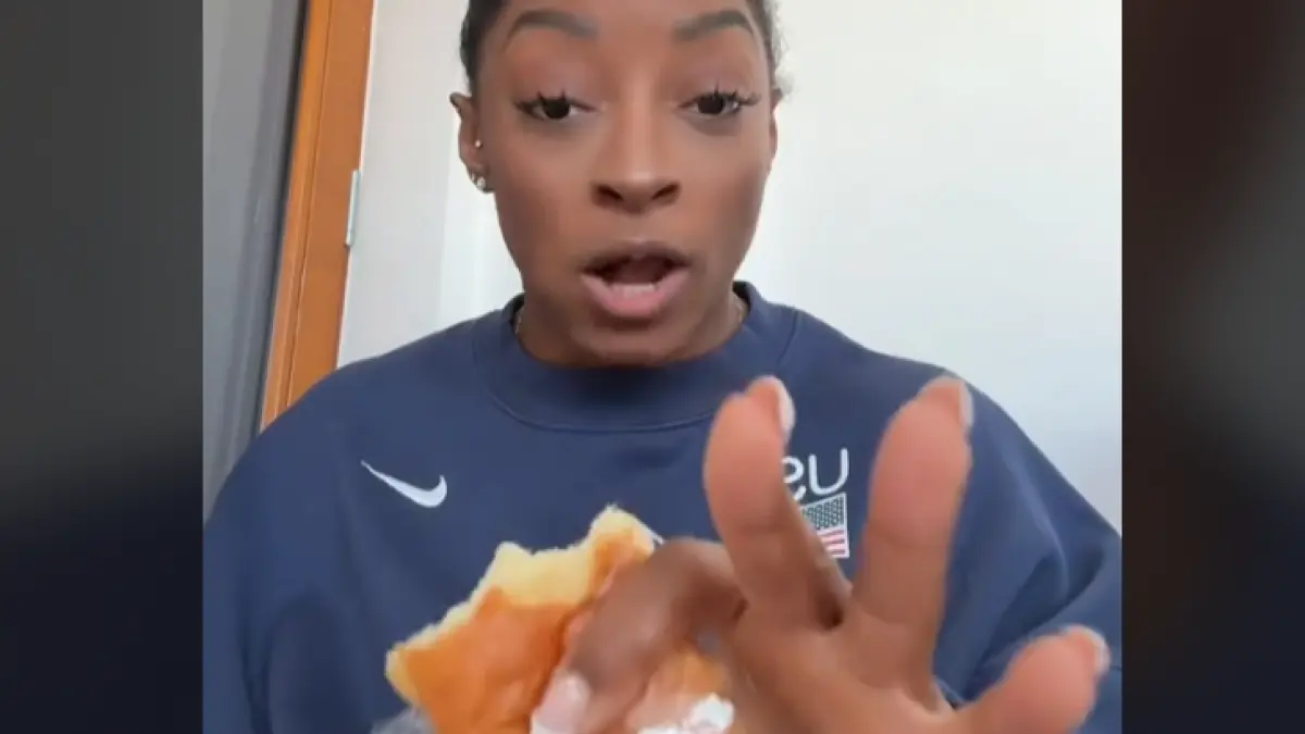 gimnasta americana simone biles critica mancarea din satul olimpic reactia ei cand gusta pain au chocolat