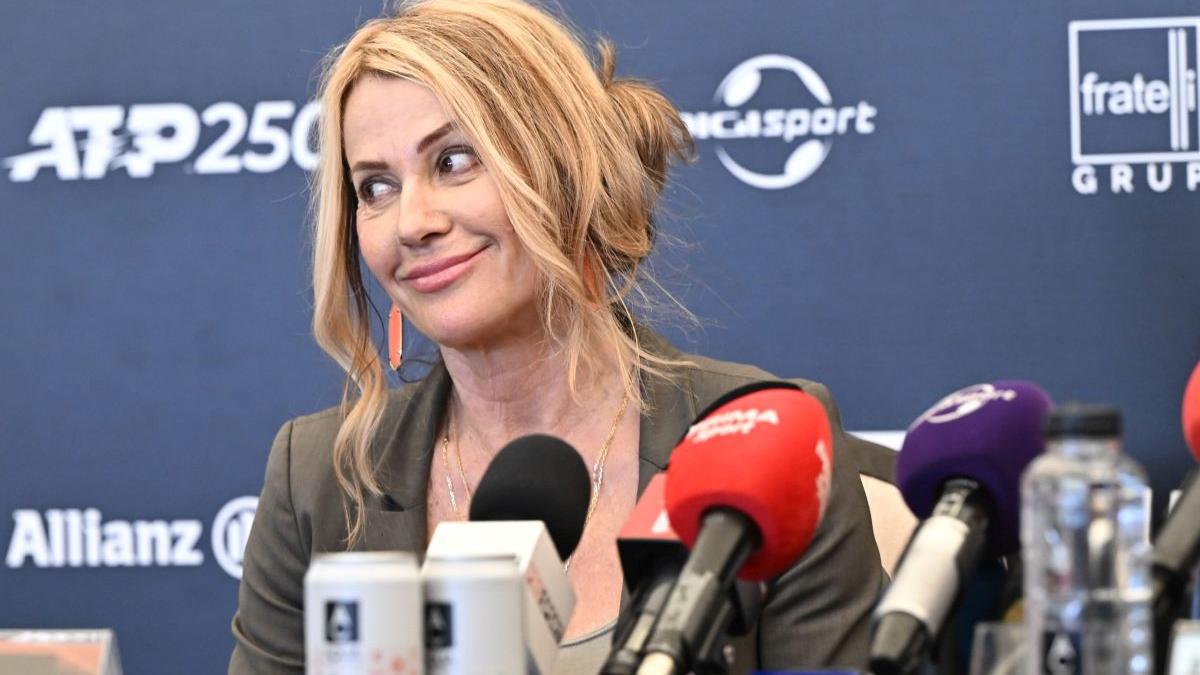nadia comaneci zece este o stare de spirit unde isi tine medaliile castigatoarea primului 10 din istoria gimnasticii