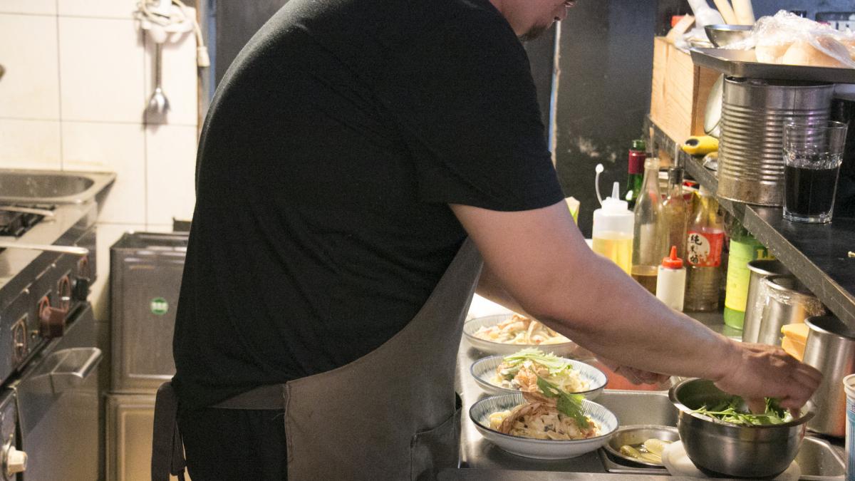 bucatari arestati pentru ca au pus medicamente antidiareice in mancarea expirata servita intr un restaurant din china