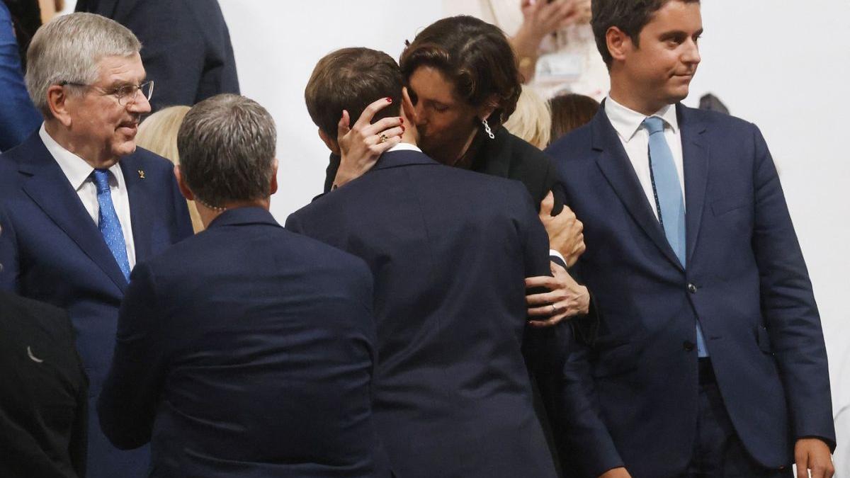 dezbateri aprinse in franta dupa ce macron a fost sarutat pasional de ministra sportului imaginile au devenit virale