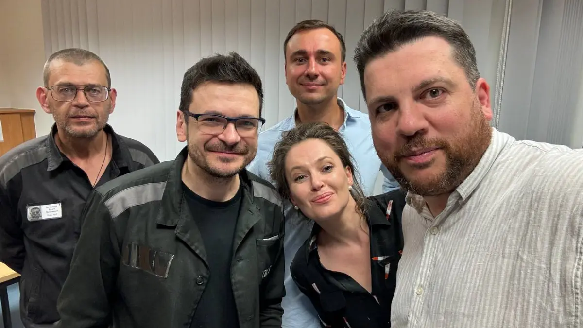 prima imagine cu ilya yashin critic al lui putin dupa ce a fost eliberat prin schimbul de prizonieri cu cine s a fotografiat
