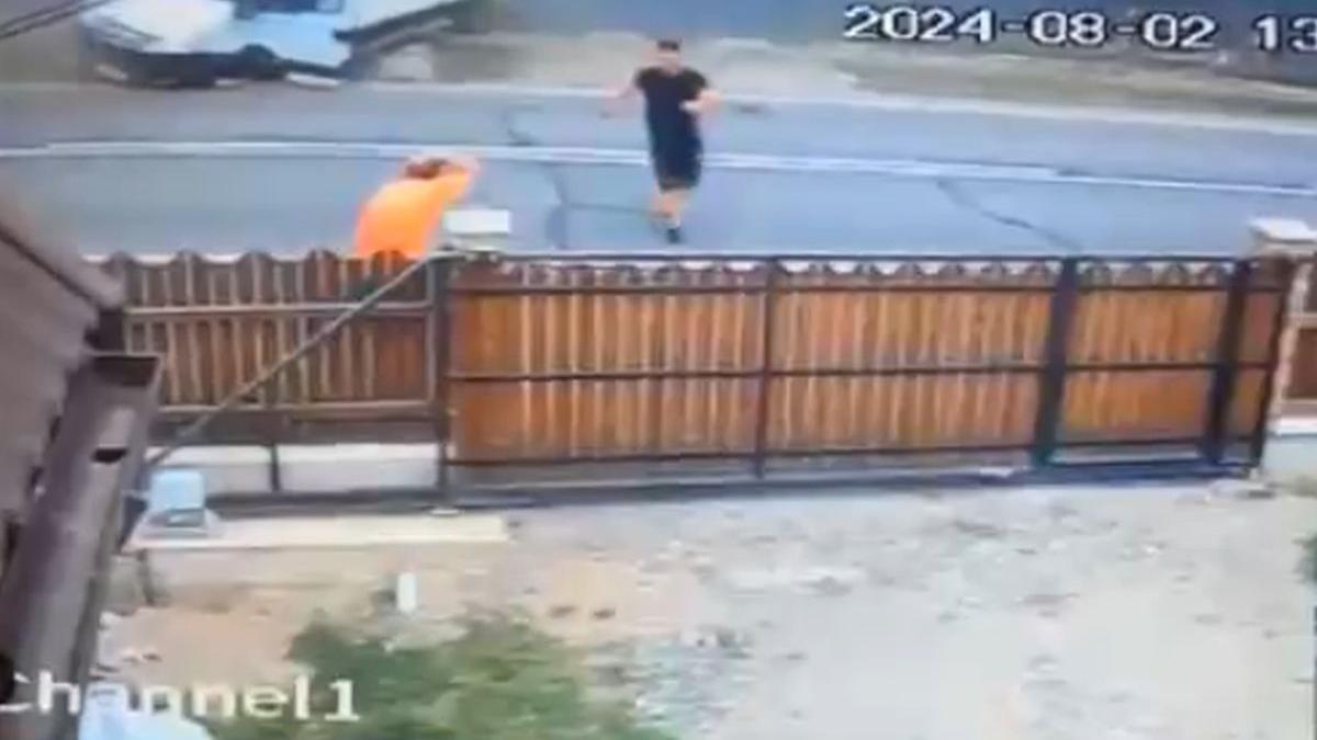 momentul in care doi tineri sunt loviti in plin pe trotuar de o masina in toplita