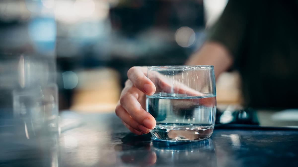 apa gratuita in restaurante doar pe hartie unii patroni se prefac ca nu stiu de regula si ii pun pe clienti sa plateasca