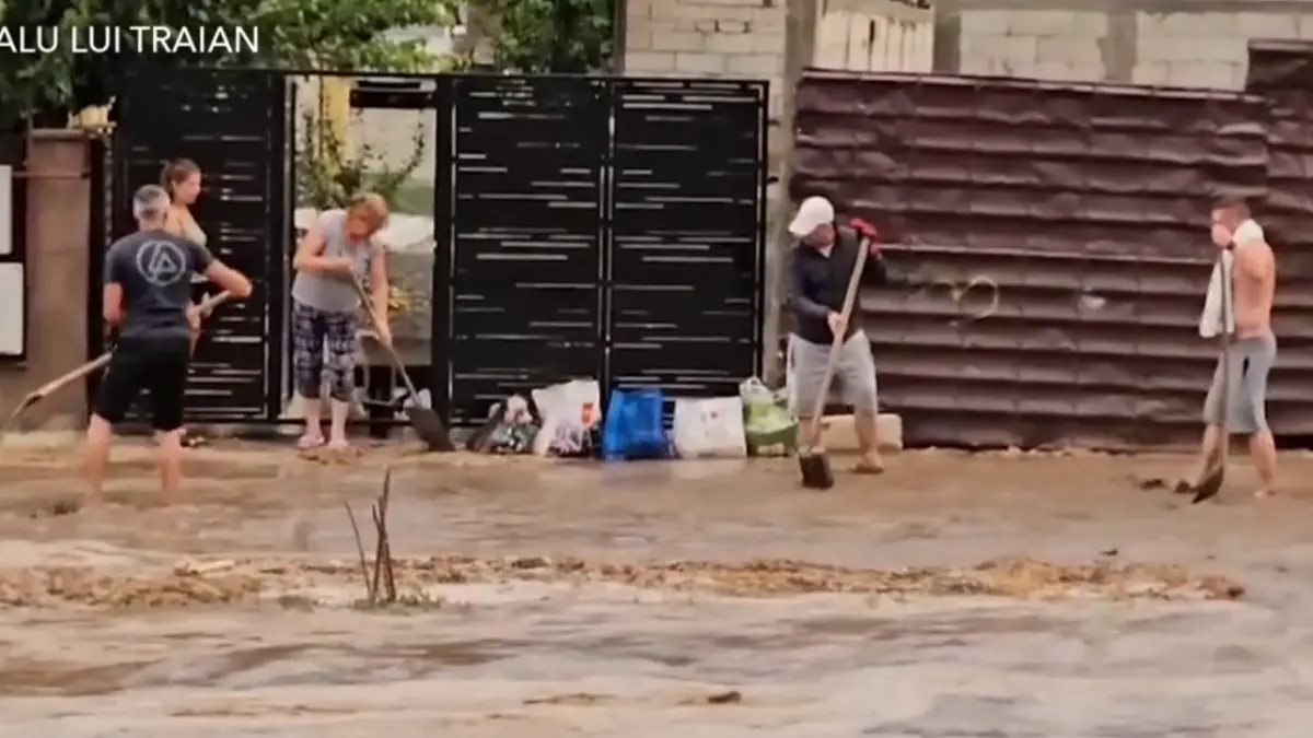imaginile potopului din constanta inundatii puternice acoperisuri spulberate de vant copaci doborati de vijelii