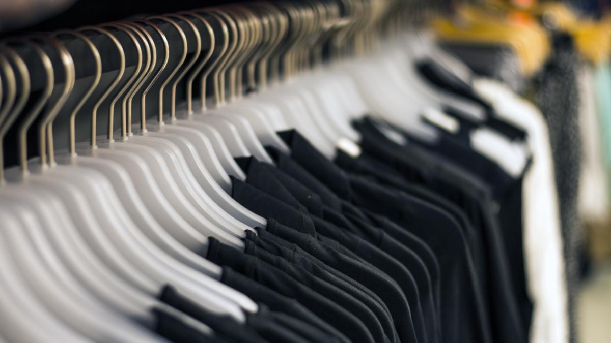 elevii unei scoli din texas nu mai au voie sa poarte haine negre care este motivul