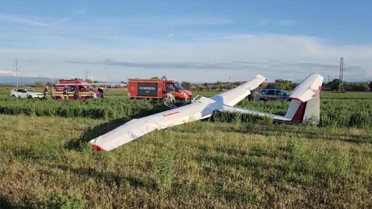 un aeroplan s a prabusit pe un camp de lucerna de langa deva