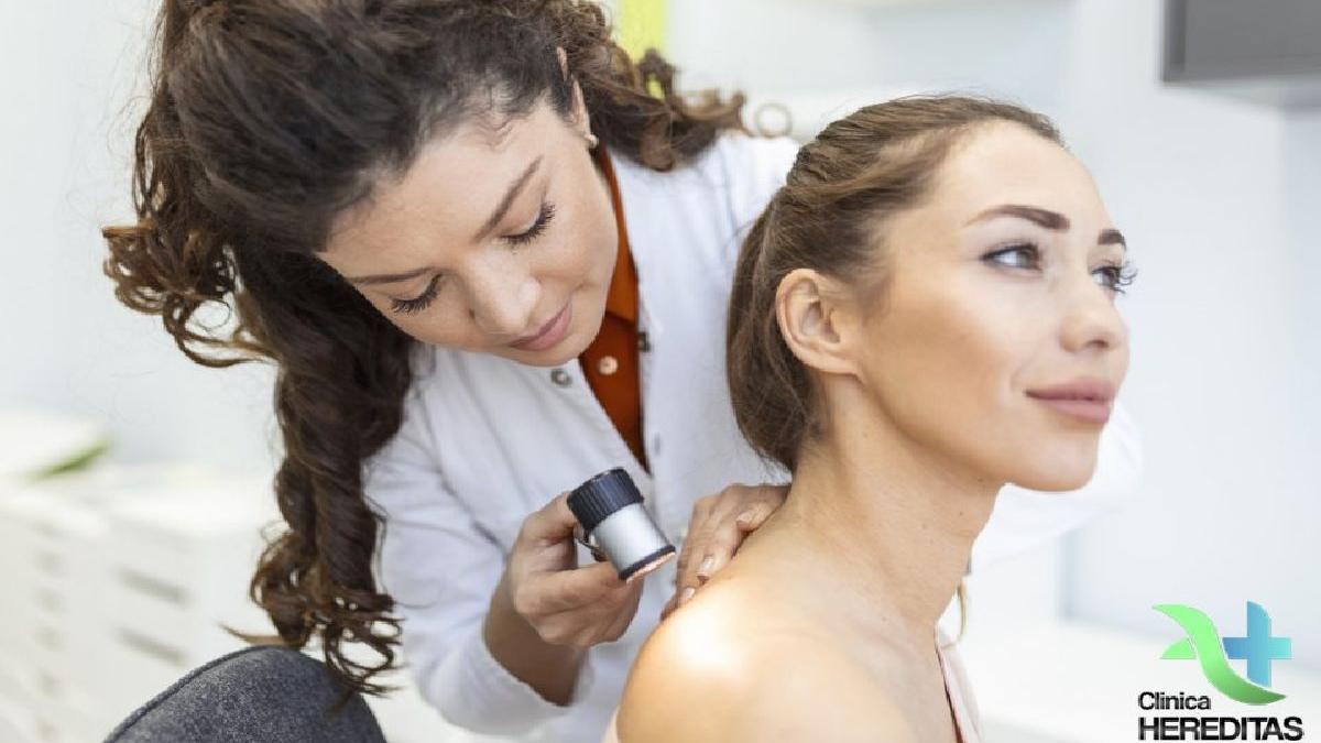 pacient evaluat de catre medicul dermatolog cu o lupa pentru a identifica acneaa