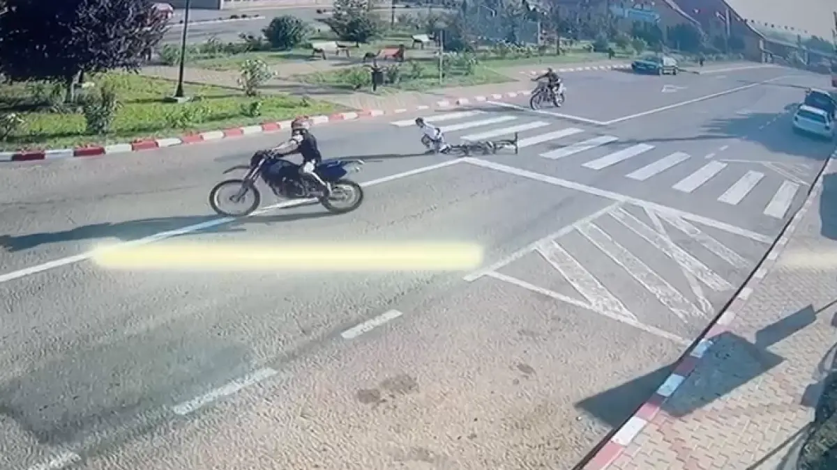 momentul in care un copil e lovit de doi motociclisti pe o trecere de pietoni in suceava ambii fug de la locul accidentului