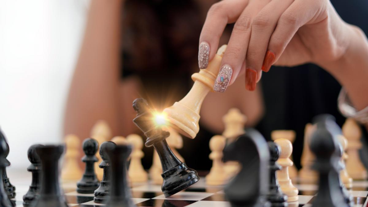 o jucatoare de sah din rusia si a otravit adversara cu mercur momentul in care pune substanta pe piesele de sah surprins de camere