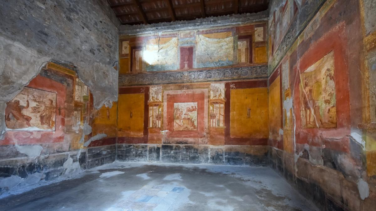 un britanic a scrijelit initialele familiei lui pe o casa din pompei apoi s a scuzat ca a vrut sa stie lumea ca a trecut pe acolo