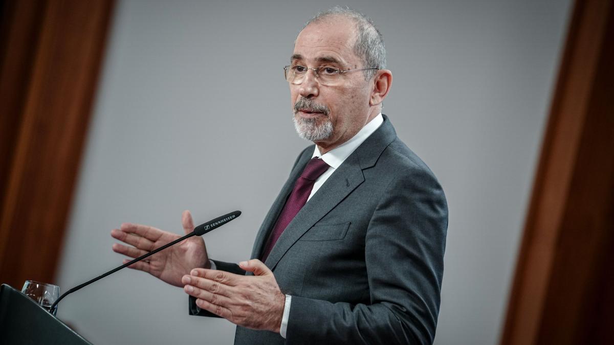 iordania avertizeaza ca nu va fi camp de lupta pentru iran sau israel si ameninta ca va intercepta orice ii incalca spatiul aerian