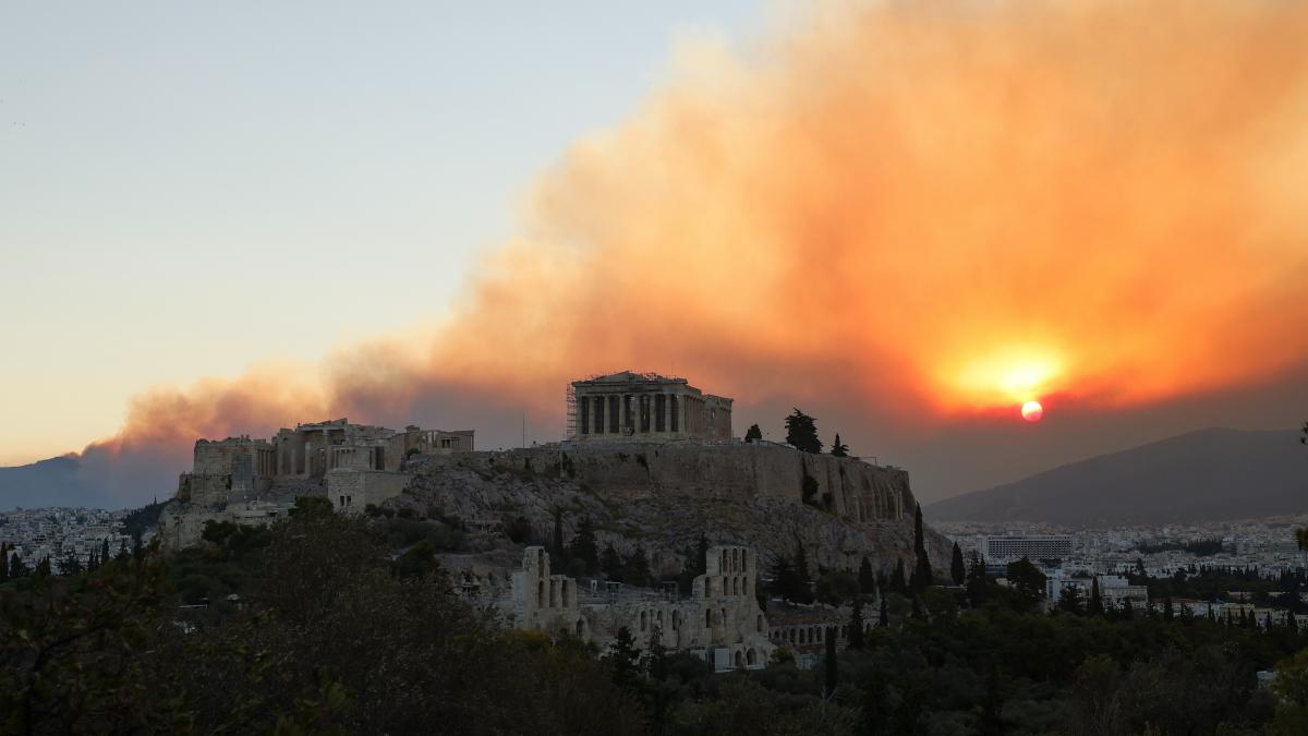 alerta in grecia din cauza incendiilor mai multe orase au fost evacuate pompierii romani ii ajuta pe cei greci sa stinga flacarile