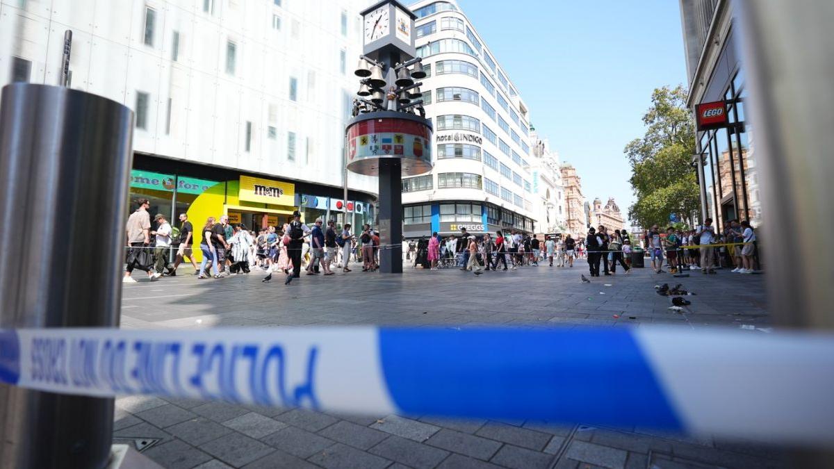atac cu cutitul in centrul londrei o fetita de 11 ani si o femeie au fost injunghiate politia a arestat un suspect
