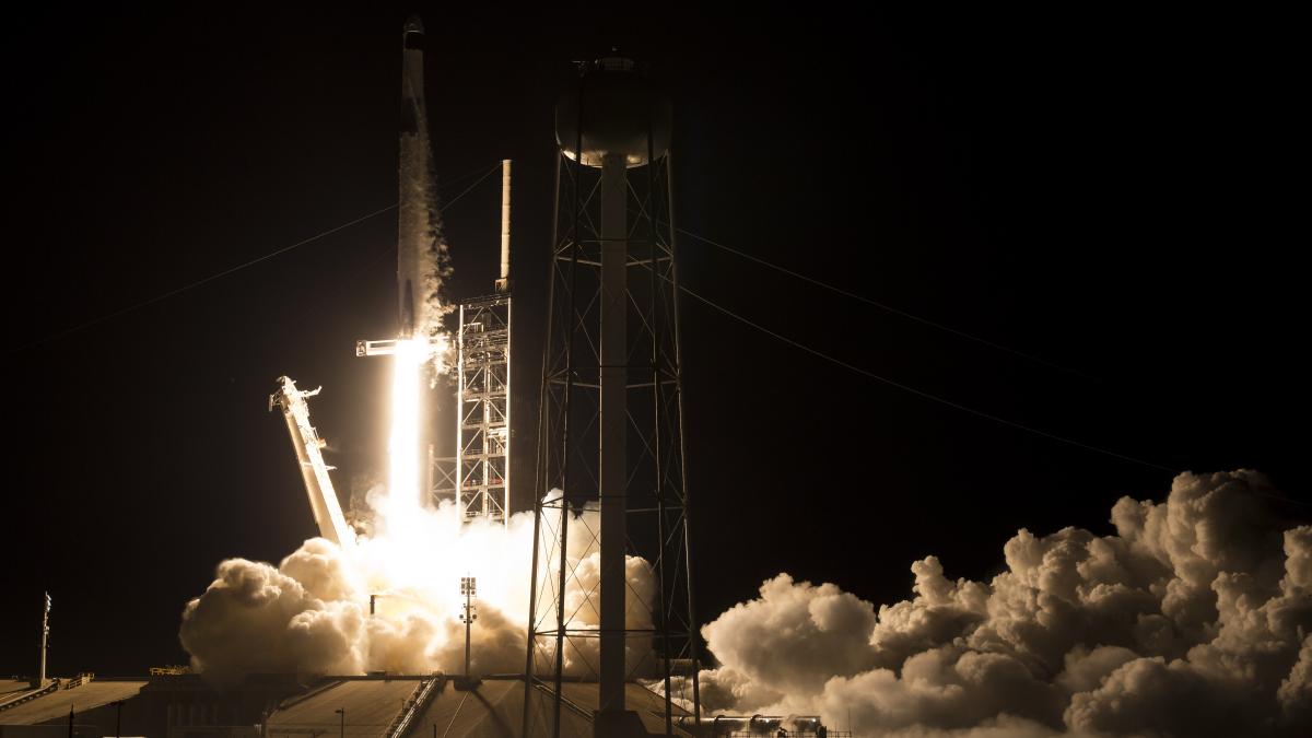 spacex anunta o noua premiera in explorarea spatiala o misiune cu echipaj uman va cerceta pentru prima data din spatiu polii terrei