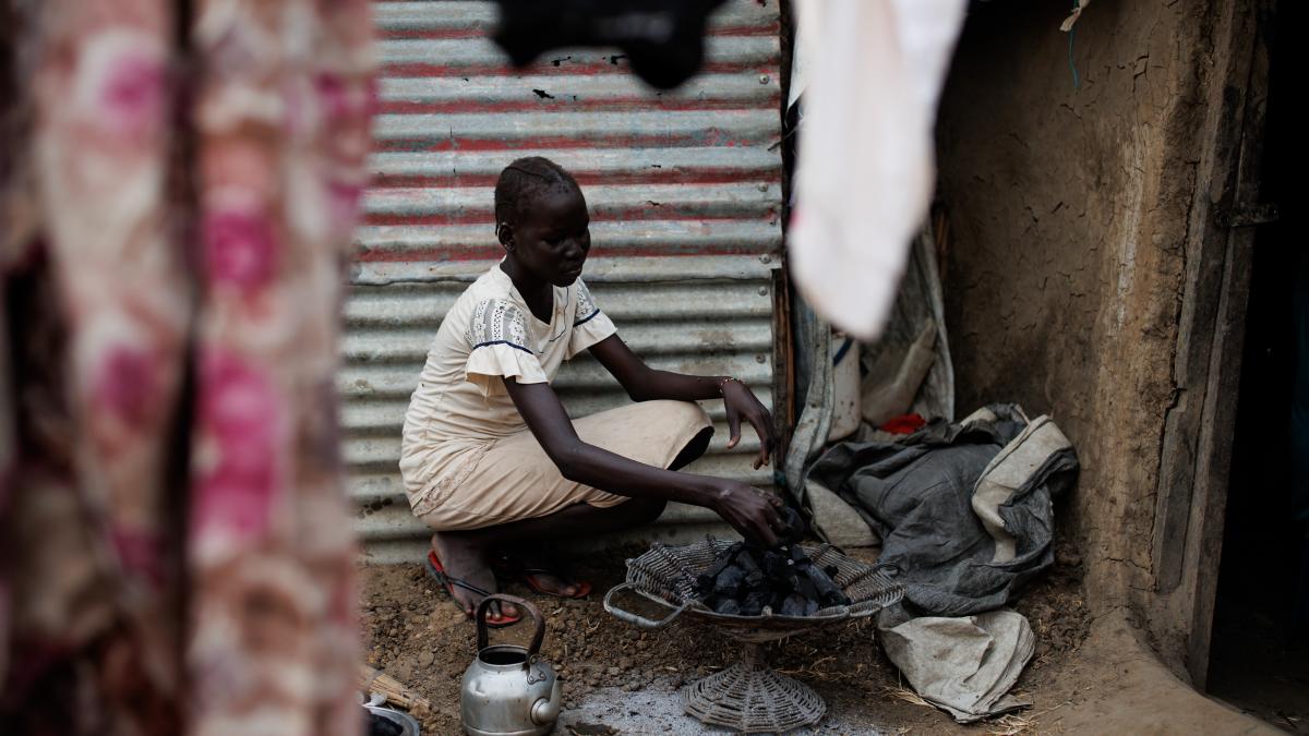 O fat? preg?te?te c?rbuni pentru foc ?n Sudan.