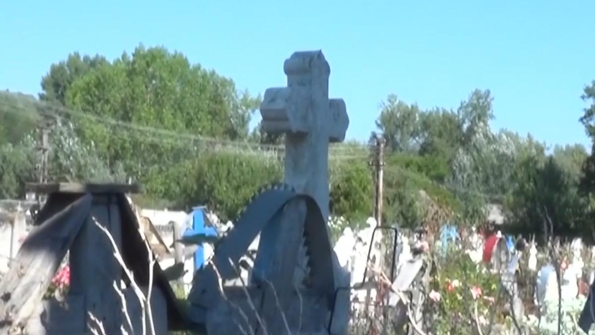 barbati arestati pentru profanare de morminte in sibiu au deschis un cavou si au furat bijuterii si bani