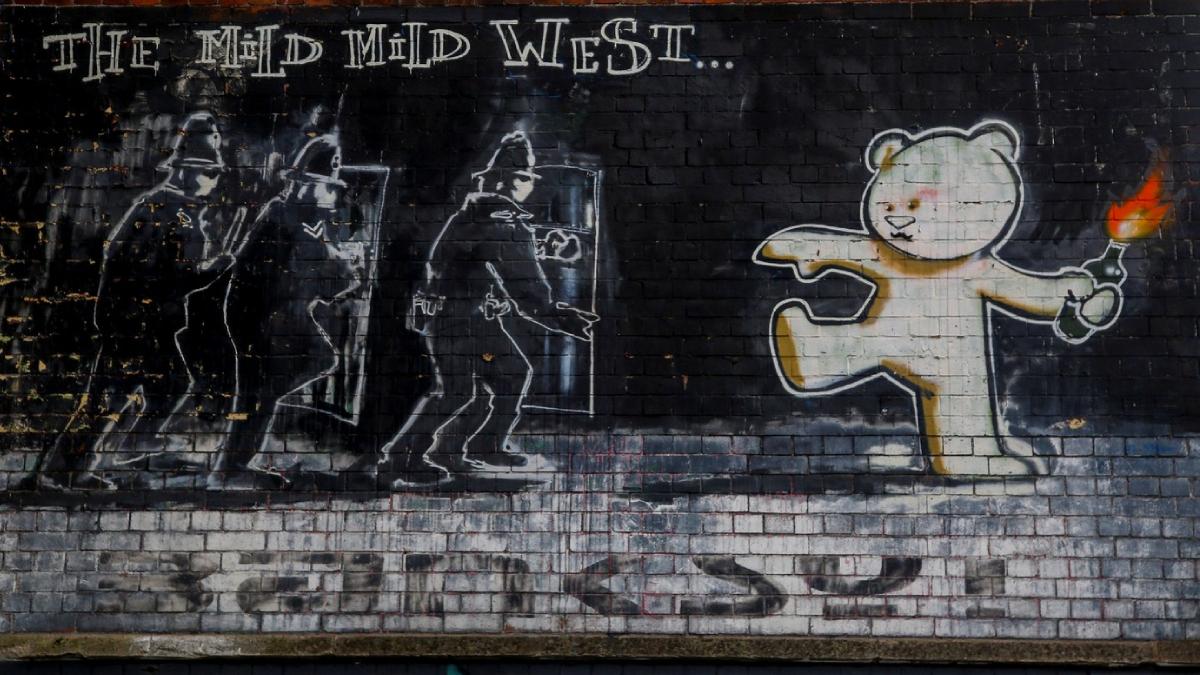 cine este banksy tot ce stim despre artistul anonim