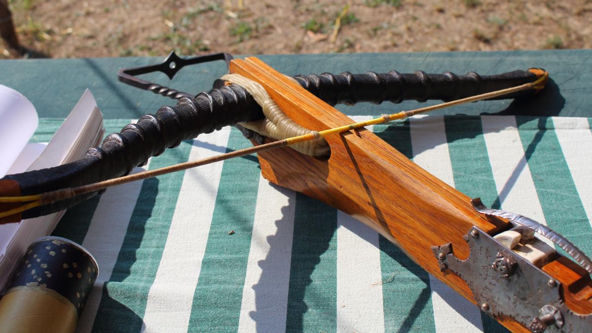 o femeie a fost gasita cu o sageata infipta in tampla in locuinta sa din franta sotul amanta si un prieten au fost retinuti