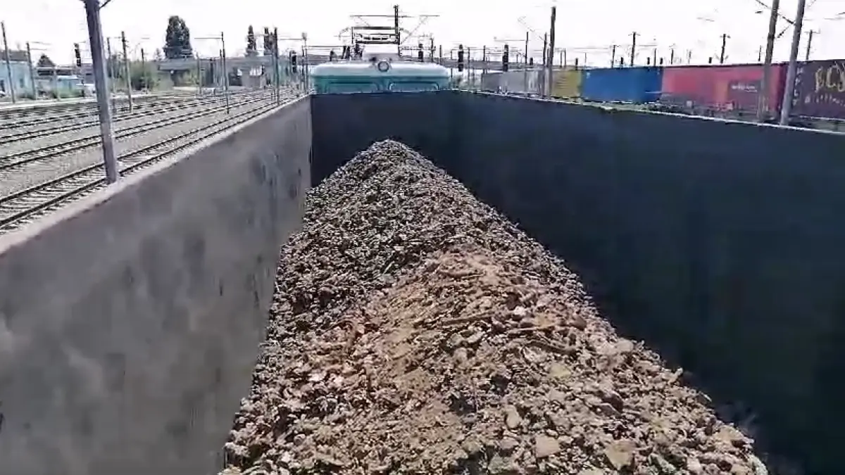 tren plin cu deseuri oprit in gara curtici e prima oara cand s a incercat aducerea in tara pe calea ferata a unui astfel de transport