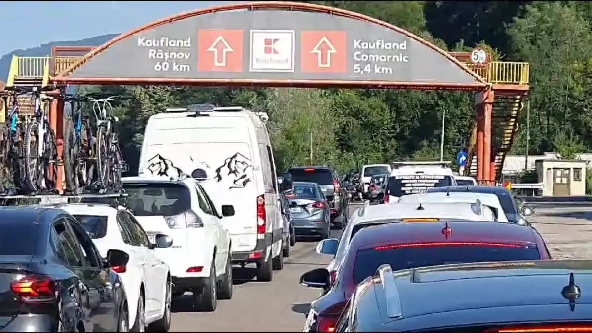 aglomeratie infernala pe dn1 se circula bara la bara pe drumul spre munte soferii asteapta chiar si o ora in trafic