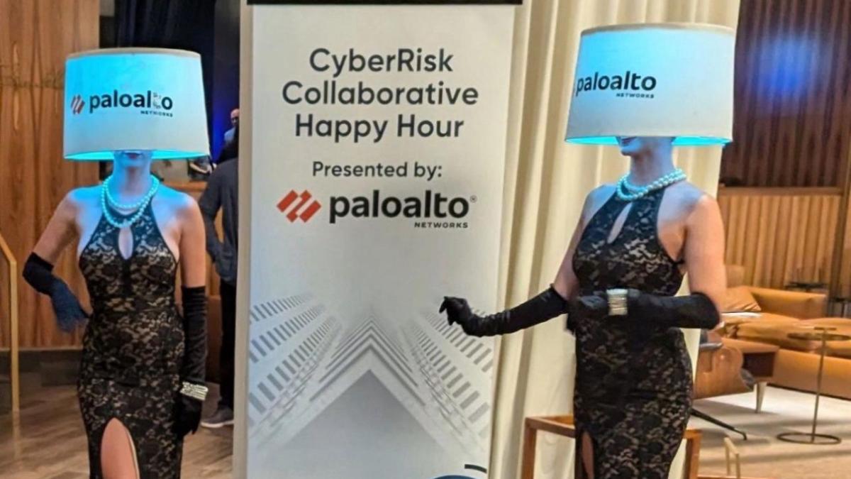 directorul unei mari companii din sua si a cerut scuze dupa ce a pus doua femei sa pozeze cu abajururi pe cap