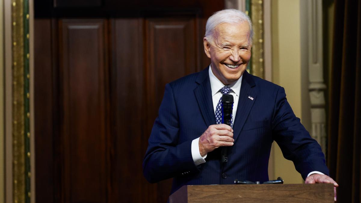 joe biden a glumit cu influencerii invitati la casa alba si le a spus ca isi cauta un loc de munca de aceea v am invitat