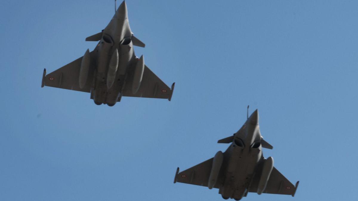 macron anunta ca doi piloti au murit in urma coliziunii a doua avioane de lupta rafale al treilea pilot s a catapultat