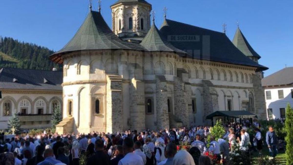 pelerinaj la manastirea putna mii de credinciosi din toata tara au participat la slujba de sf maria