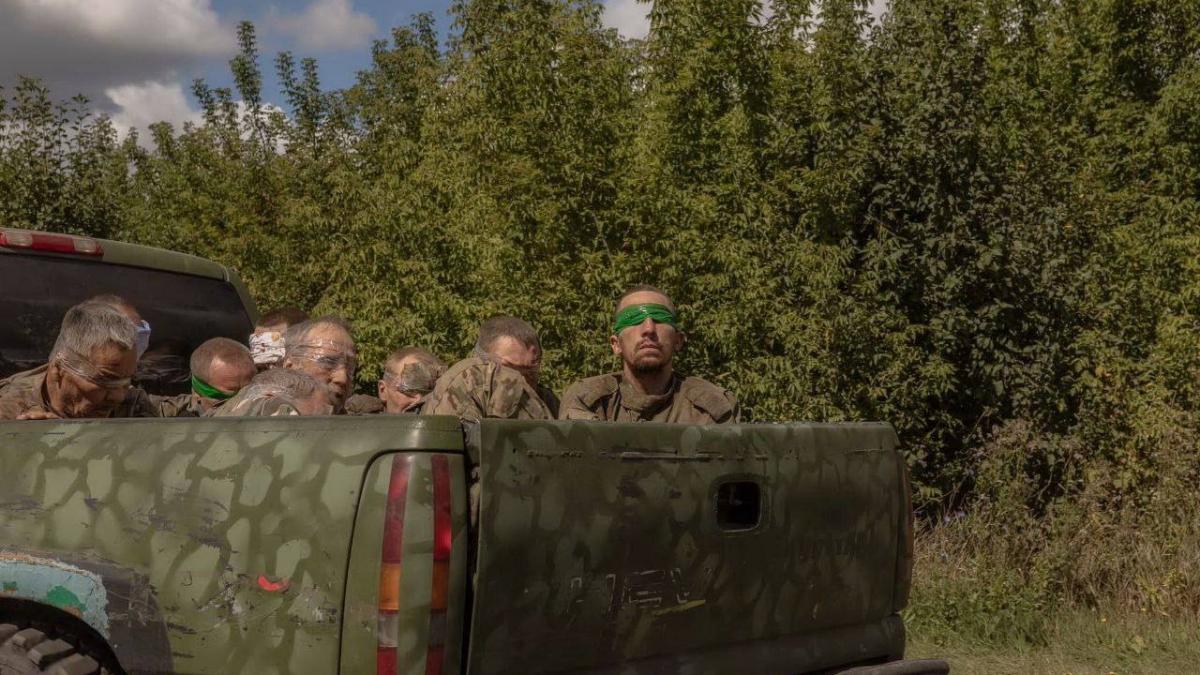 prizonierii rusi din ucraina spun cum s au predat la ei in tara in fata armatei ucrainene totul s a intamplat foarte repede