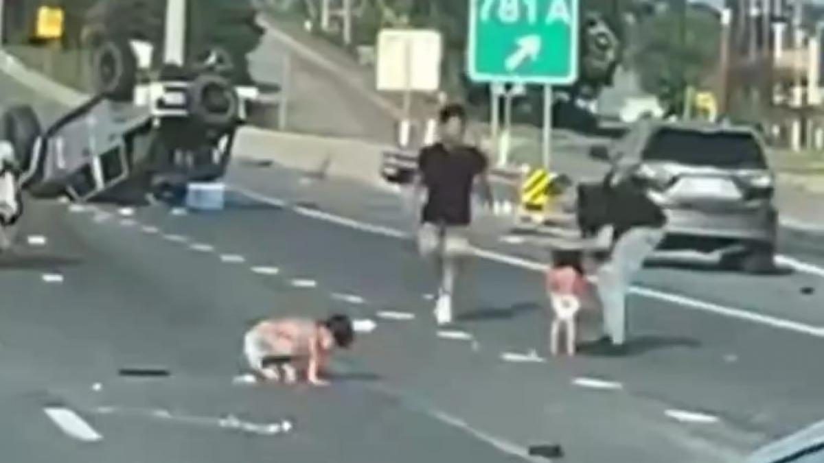 scene teribile in sua doi bebelusi filmati cum merg de a busilea printre masinile distruse dupa ce tatal lor a facut accident