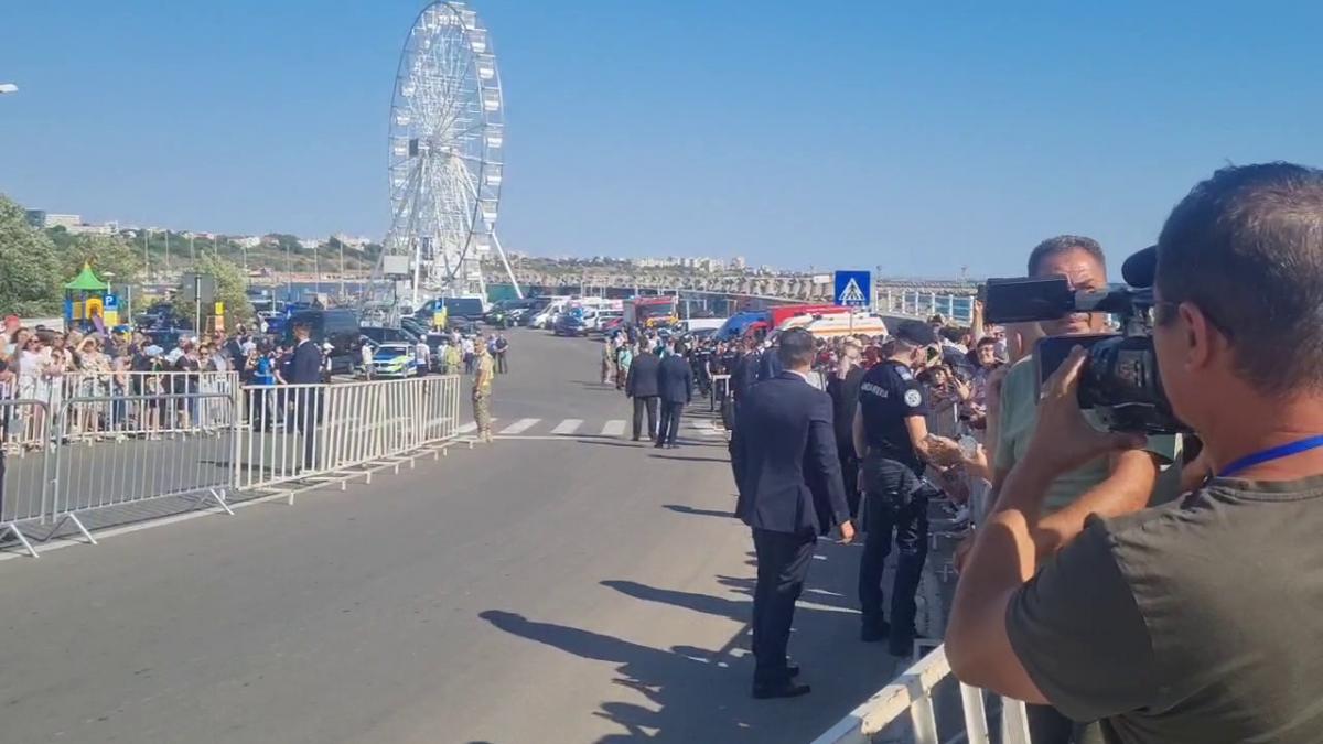 trei oameni printre care si un copil au lesinat din cauza caldurii in timpul festivitatilor de ziua marinei de la constanta